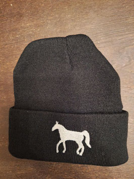 schwarze Mütze mit weißem Pferd