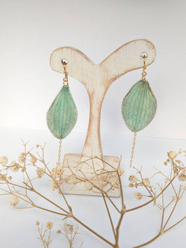 Boucle d'oreille de pétale d'Orchidée irisée verte, chainette et crochet plaqué Or