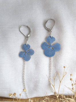 Boucle d'oreille d'Hortensia irisé bleu, dormeuse laiton argentée