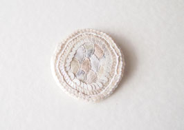刺繍のブローチshiro02