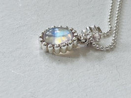 Kette mit hochwertigen Regenbogen Mondstein Silber