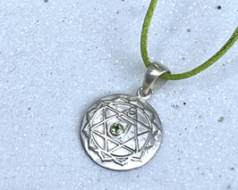 HERZ CHAKRA Kette mit handgeschmiedetem Herz Chakra Symbol und Peridot Anhänger, Silber