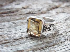 Ring mit Citrin und Spirale Silber