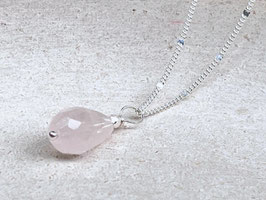 LOVE DROP Kette mit Rosenquarz Tropfen Anhänger in Silber