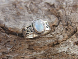 MOON LOVE Ring mit Regenbogen Mondstein Cabochon - Handarbeit