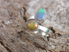 FIRE OF LIGHT Ring mit zwei Opal Cabochon
