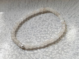 MOON LIGHT Armband mit weißen Mondstein Perlen und Silbermuschel