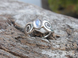 SPIRALS Ring mit Regenbogen-Mondstein und Spiralen - Silber