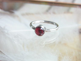 LIGHTBRINGER Ring mit rot Granat Cabochon - Silber