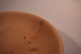 Handgefertigte Schale aus Zirbenholz.