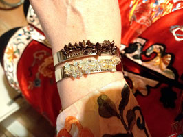 Bracelet rigide en acier argent avec perles en verre