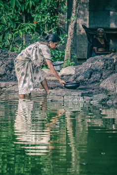 Faire sa vaisselle, Backwaters, Kerala, India par Mateo Brigande