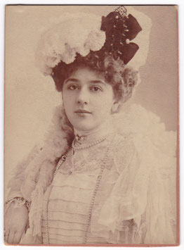 Lucy Gérard. Reutlinger cabinet photo