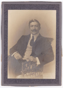 Maurice Farkoa. Cabinet photo