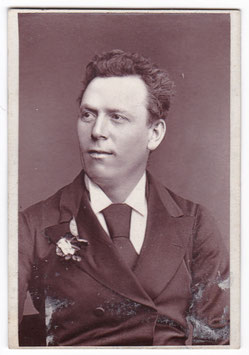 Lionel Brough. Reverse: symmetrical green scrollwork design. CDV