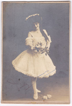 Daisy Dormer. Comedienne, dancer. Signed postcard