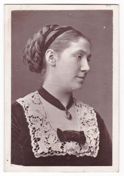 Madge Kendal. Woodburytype CDV. Motif on reverse