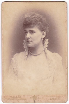 Frances Evelyn Maynard. Daisy, Countess of Warwick, Lady Brooke. Love interest of the Prince of Wales’s from 1886. Walery cabinet photo