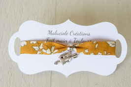 Bracelet enfant liberty capel moutarde et breloque coeur fléche - idée cadeau anniversaire noël