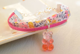 Bracelet liberty fille rose/corail breloque résine "bonbon nounours" / Liberty wiltshire jaune/rose / idée cadeau anniversaire noël
