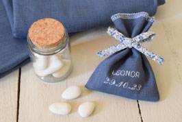 Pochon dragées baptême lin bleu ruban liberty Eloïse bleu broderie prénom et date communion