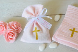 Pochon dragées double gaze rose ballerine & croix dorée - baptême communion