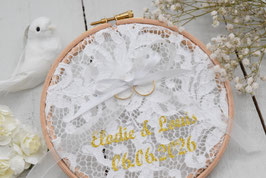 Porte alliance cadre bois dentelle blanche à personnaliser en doré