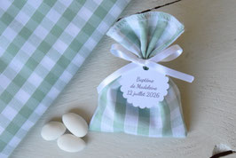 Sachet dragées vichy vert clair / étiquettes personnalisées baptême communion