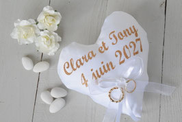 Coussin Porte Alliance Mariage en Forme de Cœur – Satin Blanc Personnalisé