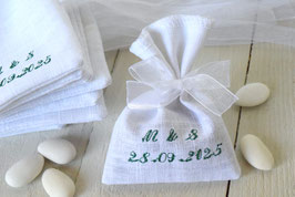 Ballotin dragées lin blanc broderie initiales vert foncé - ruban organza pour mariage