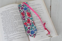 Marque page en tissu Liberty Poppy and Daisy bleu grigri libellule