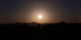 Panoramique Chaîne des Puys - lever de soleil 3 - Auvergne