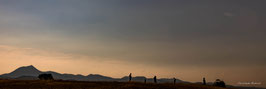 Panoramique Puy de Dôme et personnages - Vue du Plateau de Gergovie - Auvergne