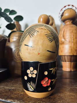 Élégance Intemporelle : Kokeshi Iconique de 22 cm par Sato Suigai, Fleurs de Pruniers et Feuilles de Bambou
