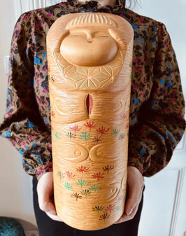 Enorme kokeshi massive intitulée "Printemps à Michinoku" par Kato Tatsuo (pièce unique)