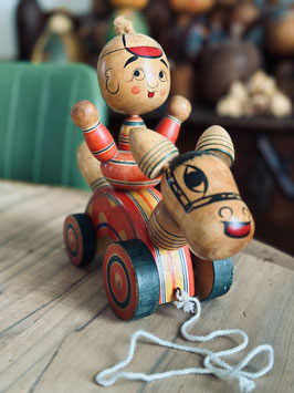 L'enchantement du passé avec ce jouet en bois vintage : Une Kokeshi Yajiro et son fidèle compagnon, l'Âne Articulé !