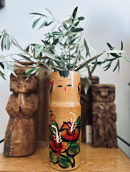 Grand Vase en Bambou Kokeshi aux Motifs Peints d'Hibiscus - Symbole de Beauté Éphémère et Passion