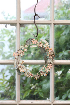 Blumenkranz aus Metall in Pastell