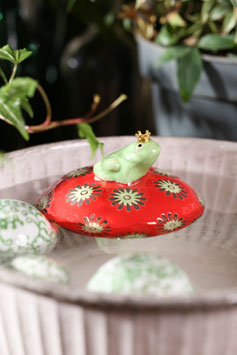 Schwimmlinse in Rot mit Froschkönig