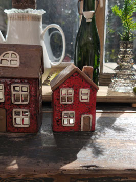 Windlicht-Haus in Rot mit braunem Dach und Schornstein