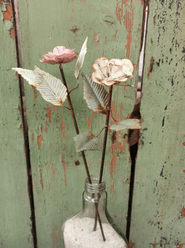 Rose am Stil aus Metall