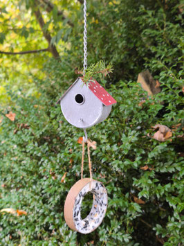 *Neu* Futterstation "Vogelhaus" - halbrund - Grau