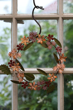 Blumenkranz aus Metall in Rot/Lila/Rosa