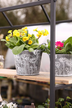 Topf mit Blumen und Griffen in Zink