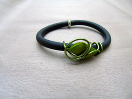 Bracelet avec fil noir en caoutchouc, fil alu et perle verte