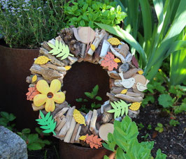 Sommerlicher Holzkranz mit gelben, grünen und orangefarbenen Accessoires
