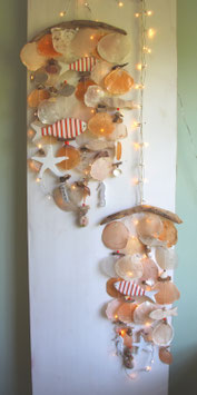 Capiz Windspiele in orange und weiß im Seaside-Design