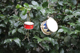Trommeln in Rot-Silber und Blau-Creme-Gold