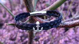 Bracelet en véritables crins de cheval noir, tressé à plat 5 brins, fermoir baïonnette (clip) en acier inoxydable et perle passante ancre marine en zamak