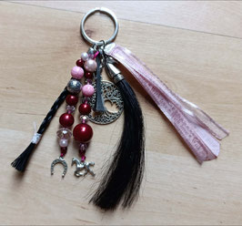 Bijou de sac/porte clés réalisé avec de véritables crins de cheval noir, perles et rubans tons rose et bordeau
